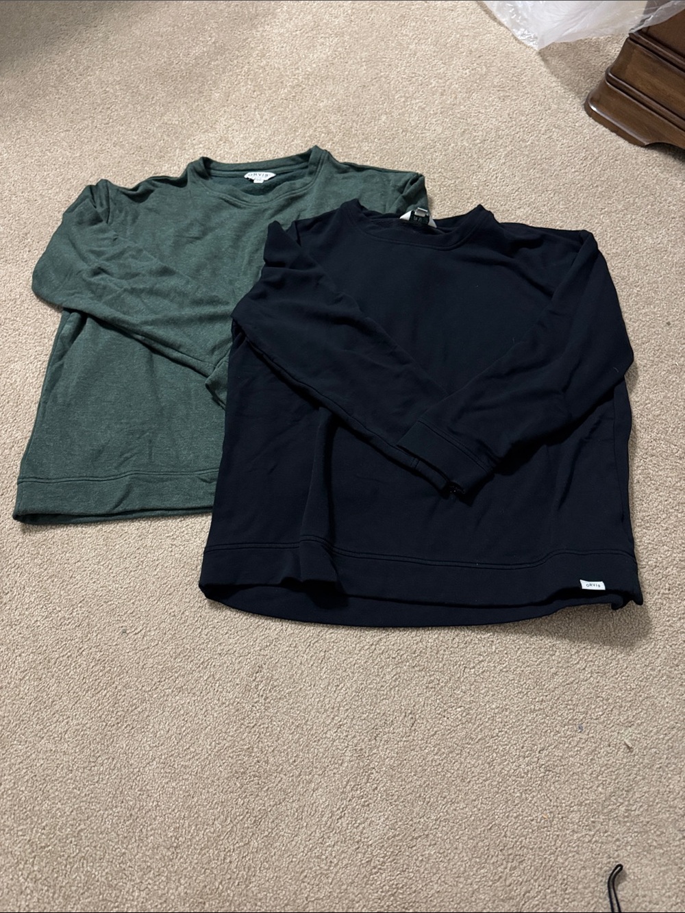 Orvis Women's Crewneck Sweatshirt in Black and Forest Green Bundle